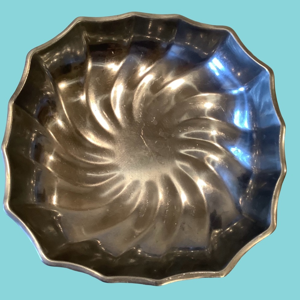 Wilton Armetale Large Eddy Fluted Swirled Scalloped Pewter Serving Bowl 11"